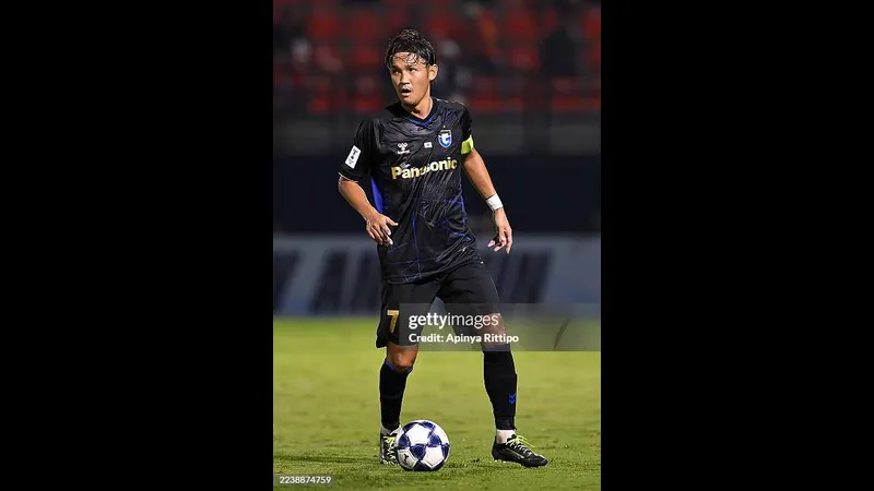 Cầu thủ Gamba Osaka dũng cảm chống chọi với cầu thủ Ratchaburi trong cuộc đối đầu quyết liệt trên sân cỏ Cầu thủ Gamba Osaka dũng cảm chống chọi với cầu thủ Ratchaburi trong cuộc đối đầu quyết…
