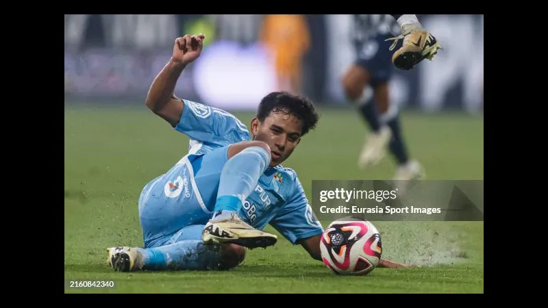 Cầu thủ của Sporting Cristal dẫn bóng vượt qua cầu thủ của Alianza Lima trong trận đấu. Cầu thủ của Sporting Cristal dẫn bóng vượt qua cầu thủ của Alianza Lima trong trận đấu.